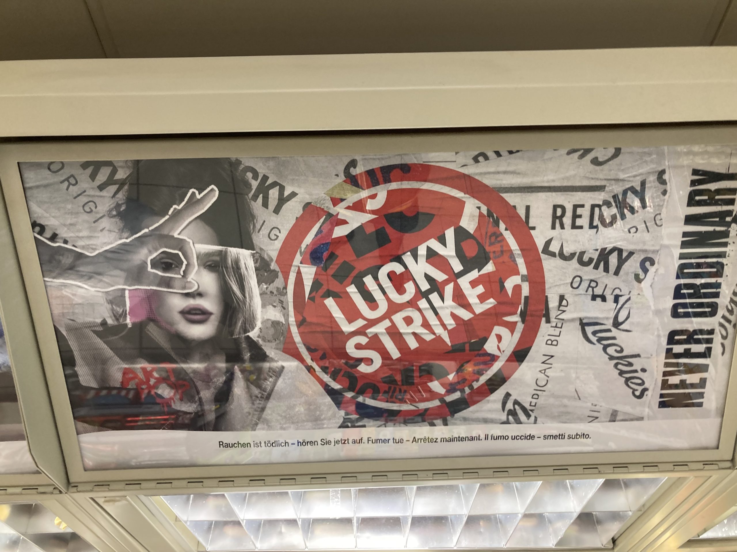 Publicité pour cigarettes dans le kiosque de la gare de Lausanne