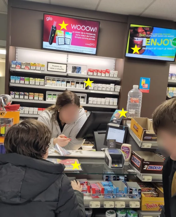 Très nombreuses pubs et mises en avant de produits du tabac et de la nicotine autour de la caisse d'un kiosque