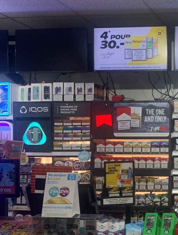Promotion sur des cigarettes dans un kiosque à la gare de Genève, juin 2025