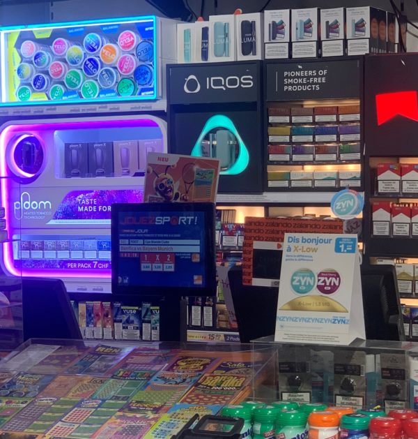 Publicité pour des cigarettes, du tabac à chauffer et des pouches de nicotine dans un kiosque à la gare de Genève, juin 2025